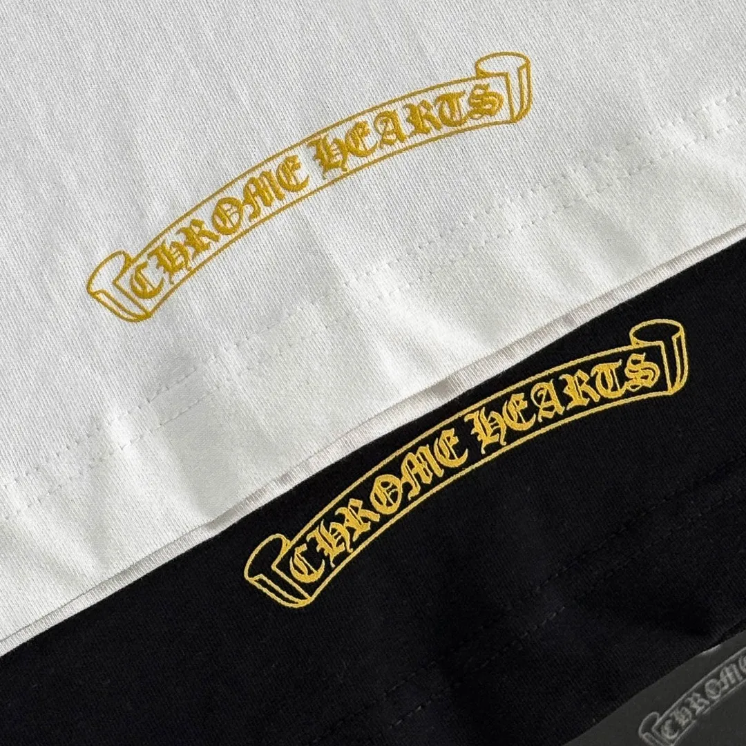 P170 Chrome Hearts 25 high-end versions. The fabric is made of 300 grams of high-density pure cotton. It does not deform or shrink. It has three labels. It is the same style for men and women. Technology: suede foaming + digital printing. Color: white, black. SIZE: S-XL.